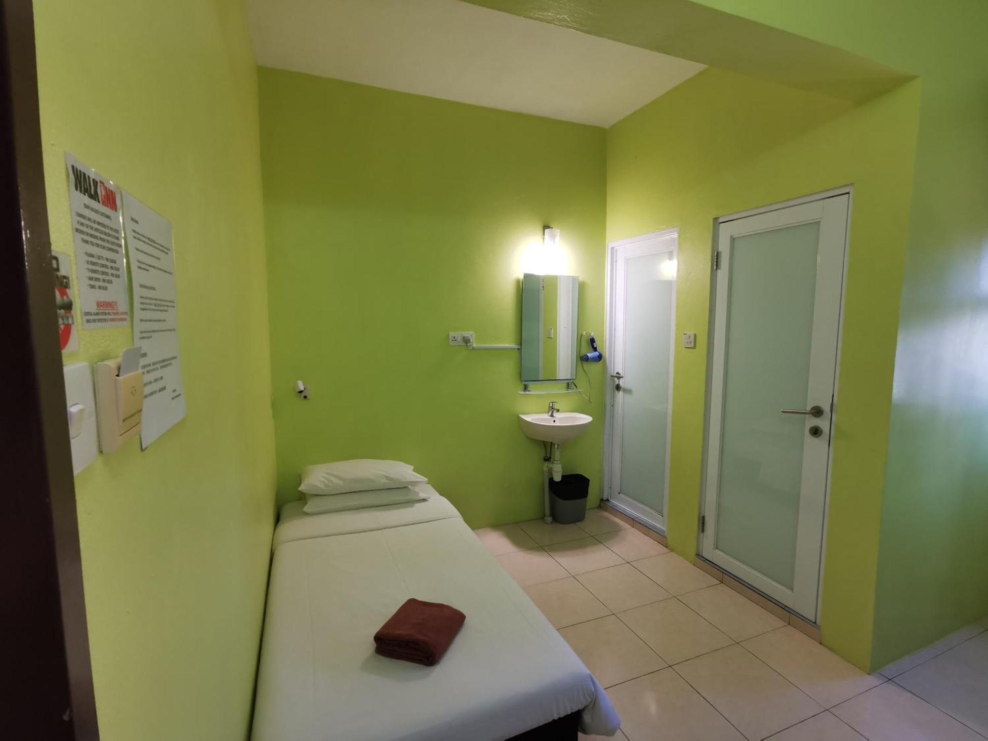 Walk Inn Мири Екстериор снимка