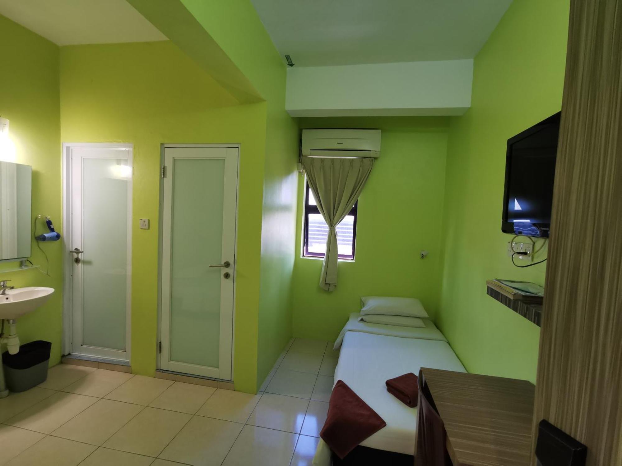 Walk Inn Мири Екстериор снимка