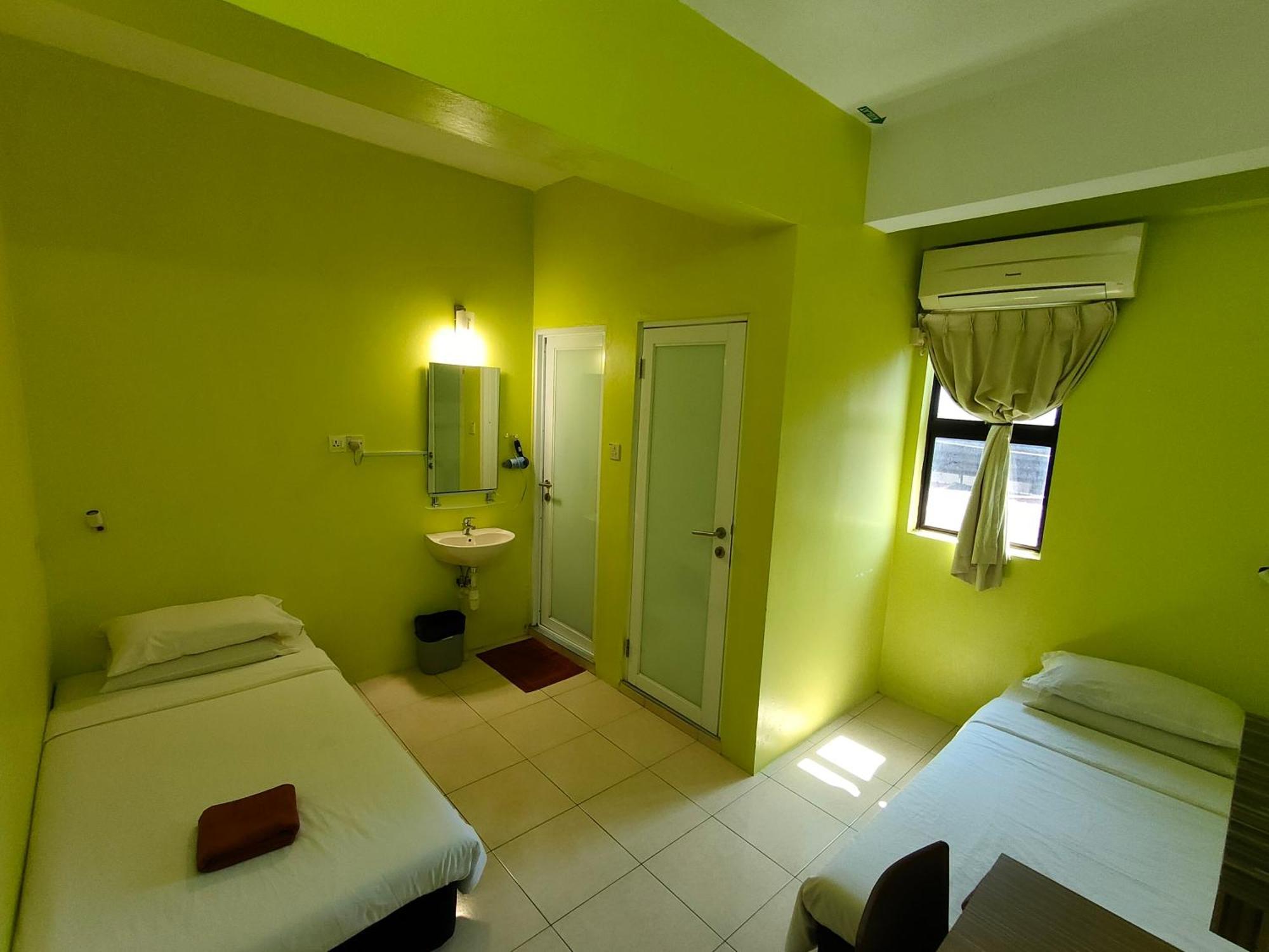 Walk Inn Мири Екстериор снимка
