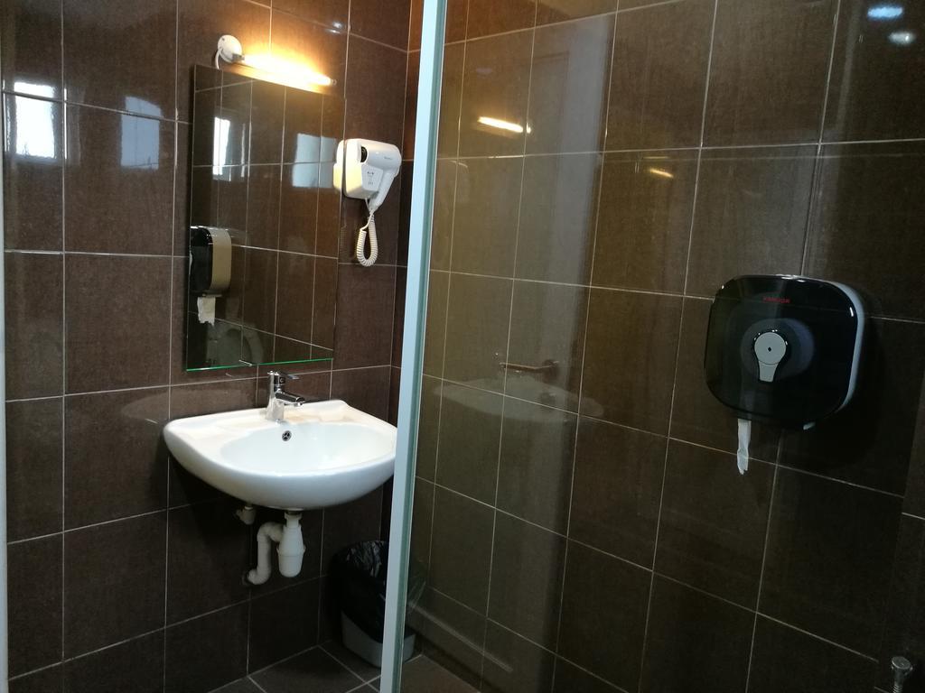 Walk Inn Мири Екстериор снимка